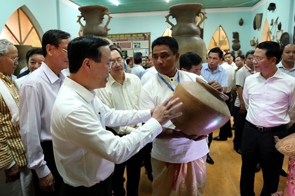 Chủ tịch nước Võ Văn Thưởng thăm làng Di sản Bàu Trúc - Anh 1