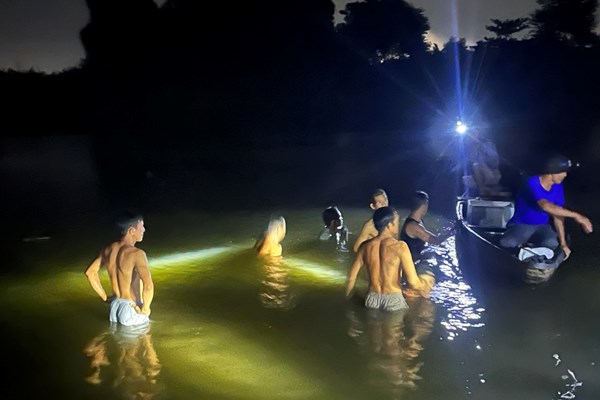 Tắm sông, 3 ông cháu đuối nước thương tâm - Anh 1