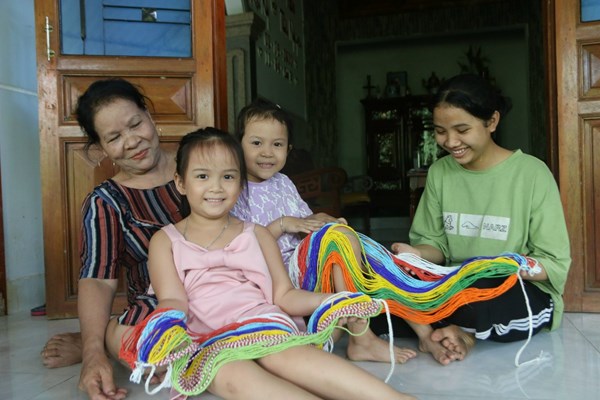 Đẹp với trang sức cườm đá 7 màu của đồng bào Cor Quảng Ngãi - Anh 4