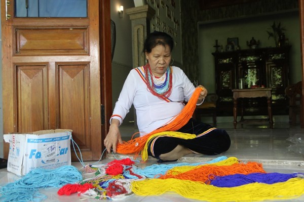 Đẹp với trang sức cườm đá 7 màu của đồng bào Cor Quảng Ngãi - Anh 1