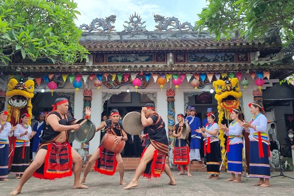 Đẹp với trang sức cườm đá 7 màu của đồng bào Cor Quảng Ngãi - Anh 5