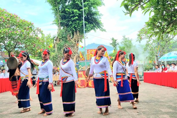 Đẹp với trang sức cườm đá 7 màu của đồng bào Cor Quảng Ngãi - Anh 3