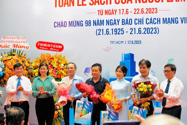 Lần đầu tiên tổ chức tuần lễ sách của người làm báo - Anh 3