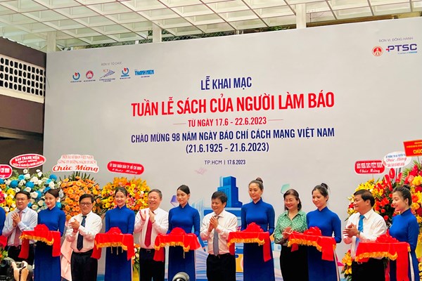 Lần đầu tiên tổ chức tuần lễ sách của người làm báo - Anh 1
