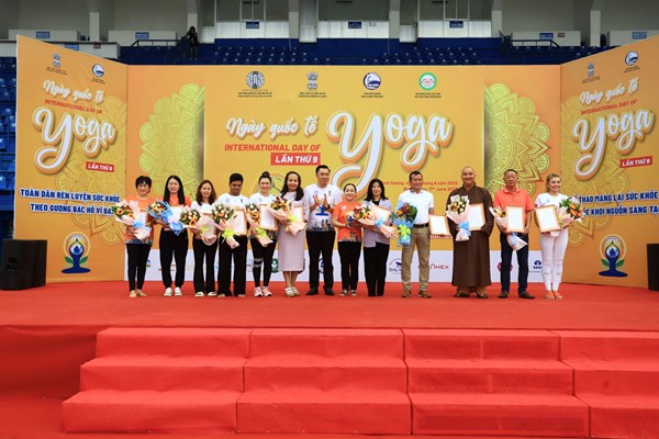 Bình Dương: Hơn 1.000 người tham gia đồng diễn Ngày Quốc tế Yoga - Anh 1