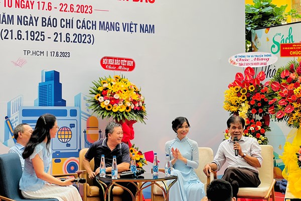 Nhà báo viết sách: Chân lý kết hợp với văn thơ - Anh 1