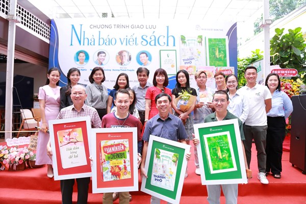 Báo chí và văn chương song hành dưới ngòi bút của nhà báo - Anh 2