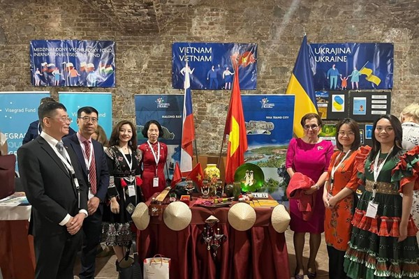 Giới thiệu đất nước, con người Việt Nam tới người dân Slovakia - Anh 2