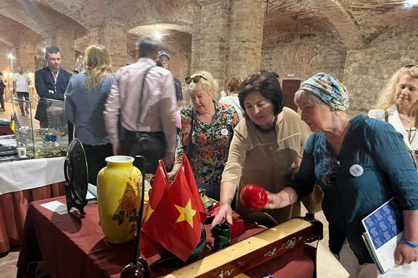 Giới thiệu đất nước, con người Việt Nam tới người dân Slovakia - Anh 1