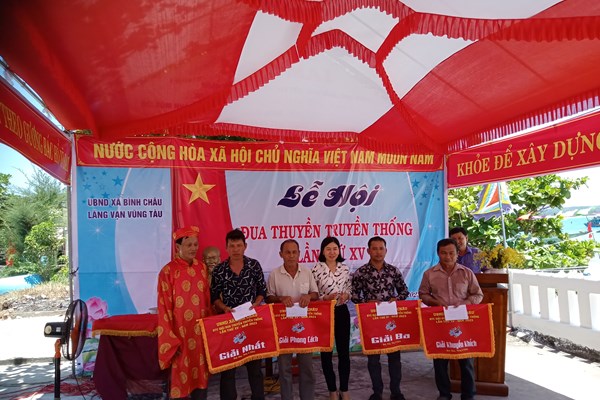 Lễ hội đua thuyền truyền thống ở miền biển Quảng Ngãi - Anh 3