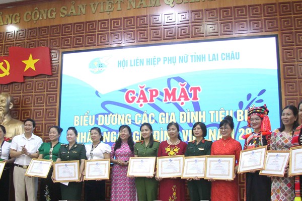 Lai Châu biểu dương gia đình tiêu biểu nhân Ngày Gia đình Việt Nam 28.6 - Anh 1