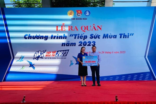 Quảng Ngãi: Trao 100 suất học bổng cho học sinh hoàn cảnh khó khăn tham gia kỳ thi tốt nghiệp THPT - Anh 1