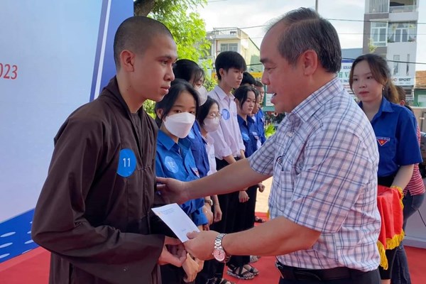 Quảng Ngãi: Trao 100 suất học bổng cho học sinh hoàn cảnh khó khăn tham gia kỳ thi tốt nghiệp THPT - Anh 2