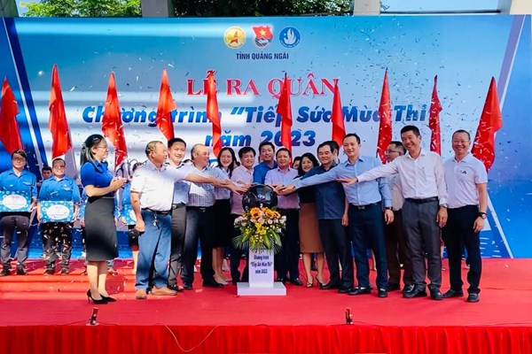 Quảng Ngãi: Trao 100 suất học bổng cho học sinh hoàn cảnh khó khăn tham gia kỳ thi tốt nghiệp THPT - Anh 4