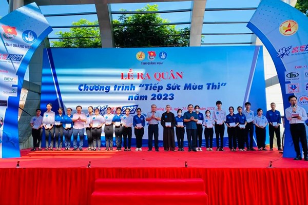 Quảng Ngãi: Trao 100 suất học bổng cho học sinh hoàn cảnh khó khăn tham gia kỳ thi tốt nghiệp THPT - Anh 3