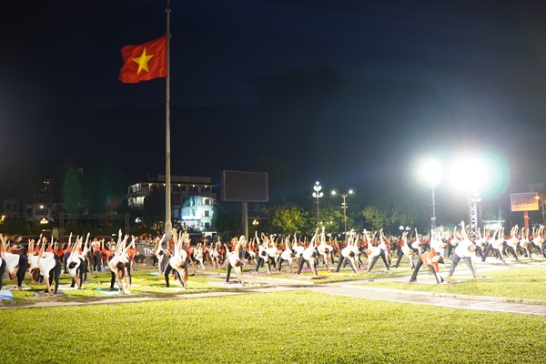 Gần 1.000 người tham gia Ngày quốc tế Yoga tại Quảng Ngãi - Anh 1
