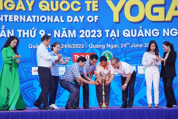 Gần 1.000 người tham gia Ngày quốc tế Yoga tại Quảng Ngãi - Anh 4