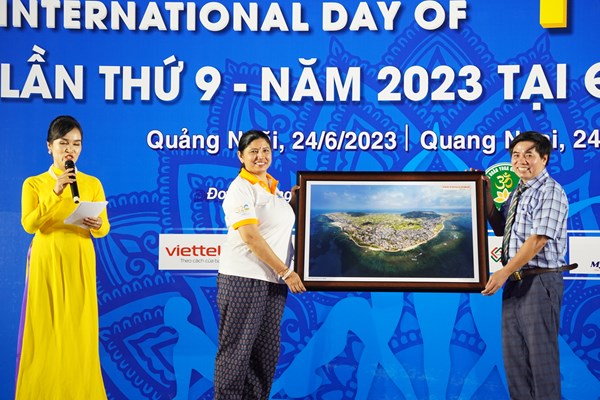 Gần 1.000 người tham gia Ngày quốc tế Yoga tại Quảng Ngãi - Anh 3