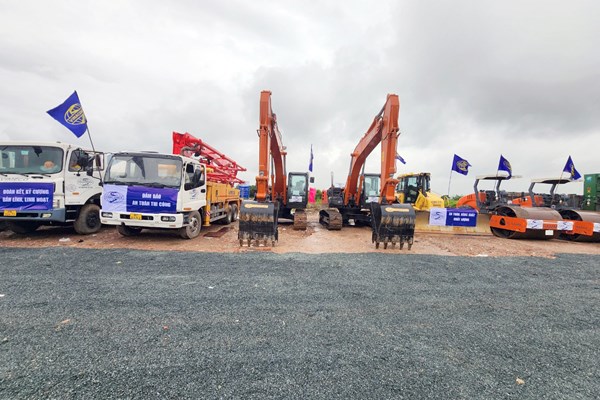﻿Vingroup tổ chức hàng trăm chuyến VinBus miễn phí tới Mega Grand World Hà Nội - Anh 1