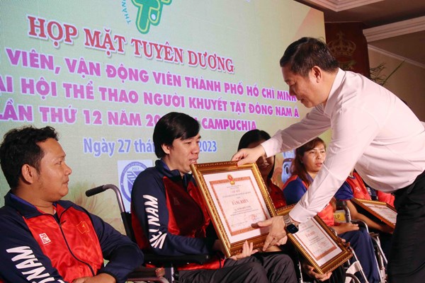 TP.HCM khen thuong cac HLV, VDV dat thanh tich cao tai ASEAN Para Games 12 - Anh 1