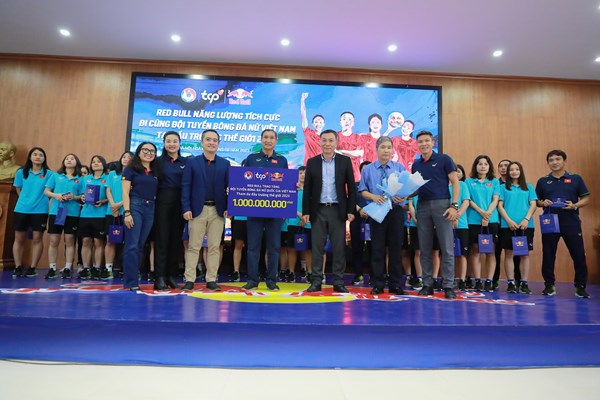 Vừa trở về từ châu Âu, đội tuyển bóng đá nữ được trao thưởng hơn 1 tỉ đồng - Anh 1