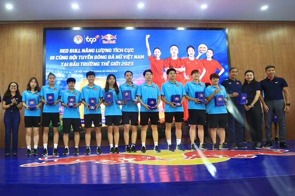 Vừa trở về từ châu Âu, đội tuyển bóng đá nữ được trao thưởng hơn 1 tỉ đồng - Anh 2