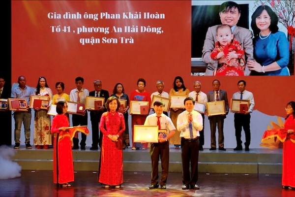 Đà Nẵng: Tuyên dương các gia đình văn hóa tiêu biểu - Anh 1