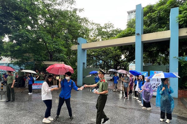 Bộ GD&ĐT chuyển thông tin về việc ảnh chụp đề thi môn Ngữ văn xuất hiện trên mạng đến Bộ Công an để xác minh - Anh 7