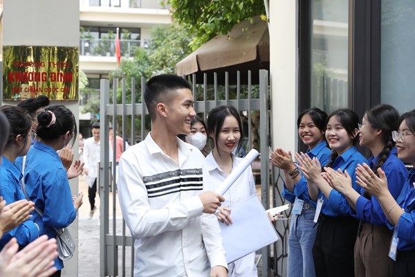 Bộ GD&ĐT chuyển thông tin về việc ảnh chụp đề thi môn Ngữ văn xuất hiện trên mạng đến Bộ Công an để xác minh - Anh 3
