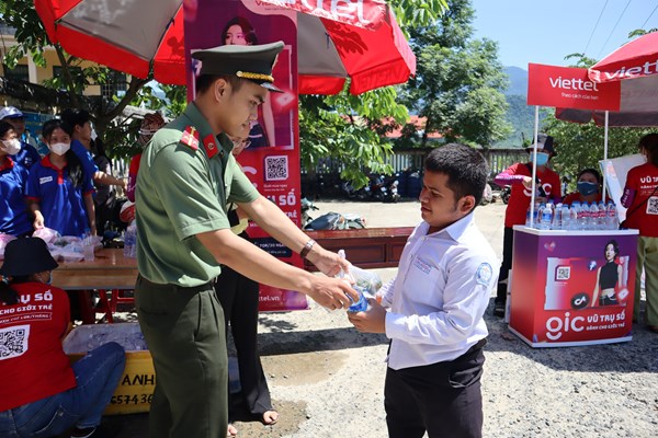 Ấm lòng những suất cơm trưa tiếp sức sĩ tử vùng núi Quảng Ngãi - Anh 2