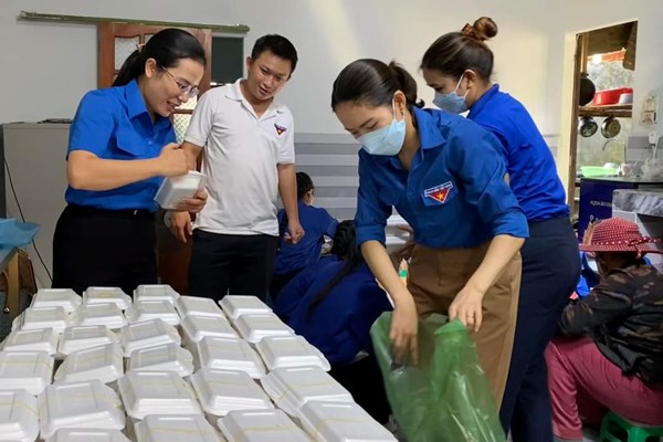 Ấm lòng những suất cơm trưa tiếp sức sĩ tử vùng núi Quảng Ngãi - Anh 4