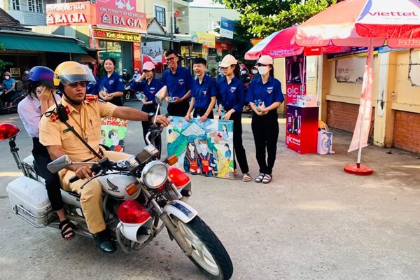 Quảng Ngãi: CSGT kịp thời dùng xe đặc chủng chở thí sinh về nhà lấy giấy tờ bị bỏ quên - Anh 1