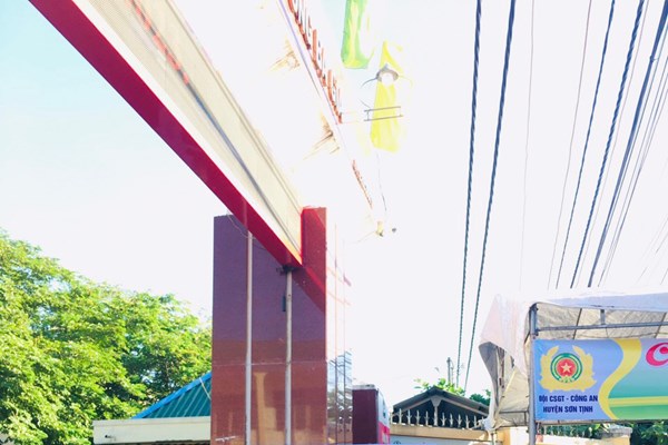 Quảng Ngãi: CSGT kịp thời dùng xe đặc chủng chở thí sinh về nhà lấy giấy tờ bị bỏ quên - Anh 3