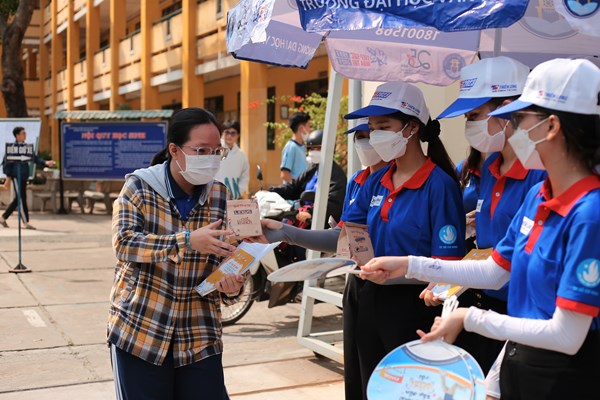 TP.HCM: Hơn 85.000 thí sinh hoàn thành ngày thi đầu tiên - Anh 6