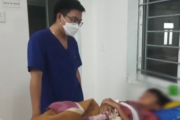 Quảng Ngãi: Một thanh niên phải cấp cứu vì chữa bệnh mê tín dị đoan - Anh 1