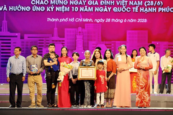 TP.HCM tuyên dương 97 gia đình văn hóa - hạnh phúc tiêu biểu - Anh 3