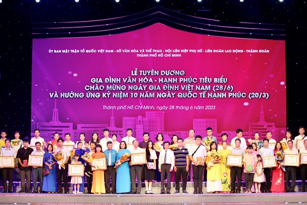 TP.HCM tuyên dương 97 gia đình văn hóa - hạnh phúc tiêu biểu - Anh 1