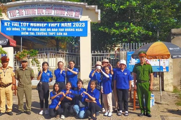 Quảng Ngãi: Kịp thời chở thí sinh ngủ quên đến điểm thi đúng giờ - Anh 1