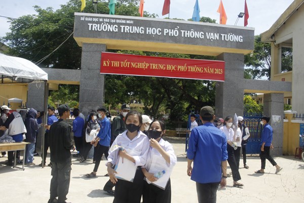 Quảng Ngãi: Kịp thời chở thí sinh ngủ quên đến điểm thi đúng giờ - Anh 3