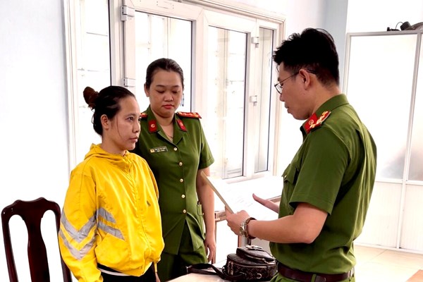 Một phụ nữ mất tiền tỉ cho “bà đồng” dâng sao, giải hạn - Anh 1