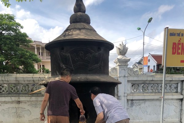 Hạ bức màn “18 đạo sắc phong” tại di tích Phủ Vân Cát - Anh 2