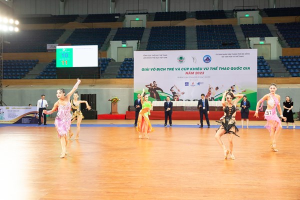 Con trai Khánh Thi - Phan Hiển được khen thưởng tại Giải vô địch trẻ và Cúp Khiêu vũ quốc gia - Anh 2