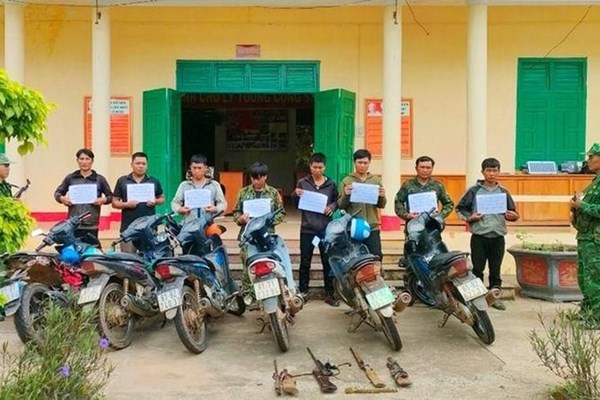 Gia Lai: Bắt giữ tám đối tượng dùng súng tự chế vào rừng săn thú - Anh 1