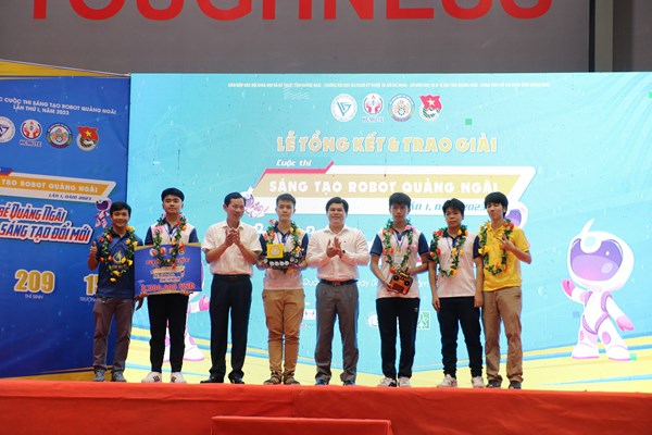 Cuộc thi sáng tạo robot lần đầu tiên tại Quảng Ngãi - Anh 2