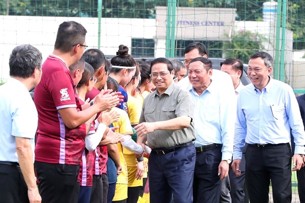 Thủ tướng Phạm Minh Chính  thăm đội tuyển bóng đá nữ: Tiếp thêm niềm tin và sức mạnh - Anh 1