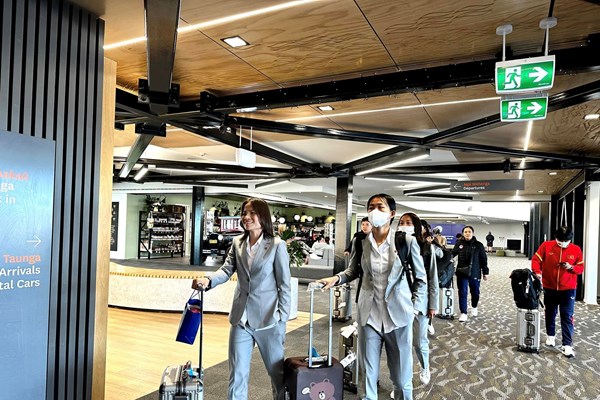 Tuyển nữ Việt Nam đã tới New Zealand - Anh 1