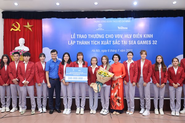 Trao thưởng cho các HLV, VĐV Điền kinh lập thành tích xuất sắc tại SEA Games 32 - Anh 1