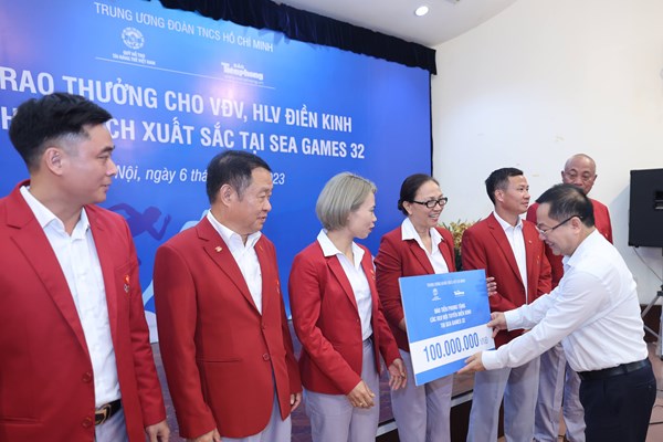 Trao thưởng cho các HLV, VĐV Điền kinh lập thành tích xuất sắc tại SEA Games 32 - Anh 2