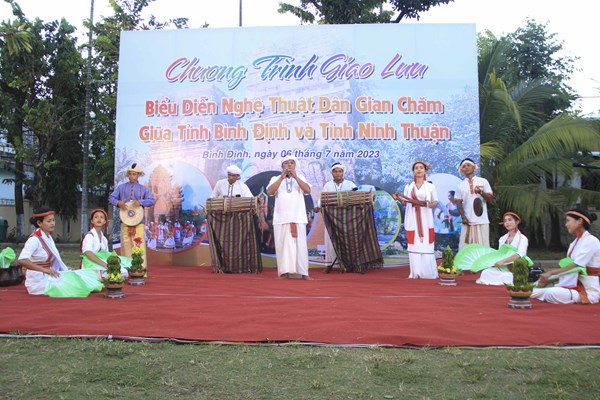 Biểu diễn nghệ thuật dân gian Chăm tại di tích quốc gia Tháp Đôi và Tháp Bánh Ít - Anh 1