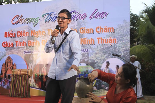 Biểu diễn nghệ thuật dân gian Chăm tại di tích quốc gia Tháp Đôi và Tháp Bánh Ít - Anh 2
